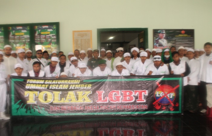 Pengurus FPI Jember lantas menyambangi Kodim 0924 Jember untuk menyampaikan aspiranya menolak LGBT. (Foto: Sis/NusantaraNews)