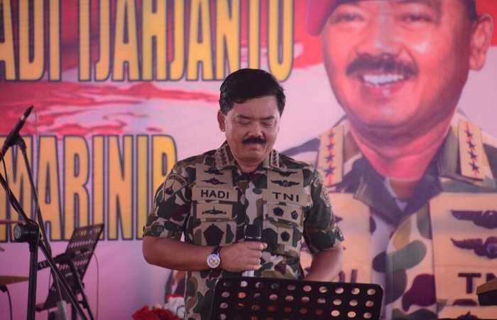 Panglima TNI Marsekal Hadi Tjahjanto dikukuhkan sebagai warga kehormatan Korps Marinir. (Foto: Istimewa/NusantaraNews)