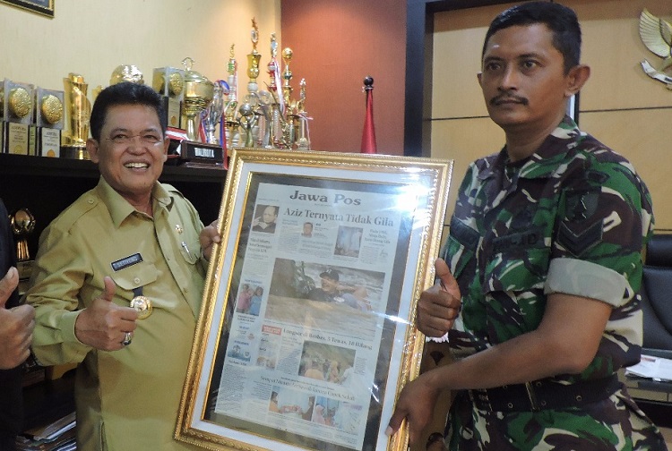 Walikota Pasuruan serahkan penghargaan kepada Sertu Waki (Foto Pendam/Nusantaranews.co)