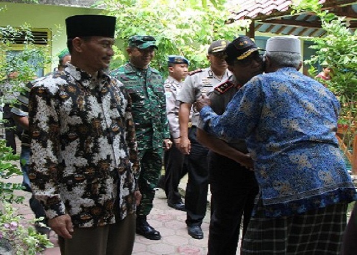 Kapolda Jawa Timur dan Pangdam V Brawijaya melakukan kunjungan ke Ponpes Karangasem, Lamongan yang diterima langsung KH Hakam Mubarok. (Foto: Istimewa)