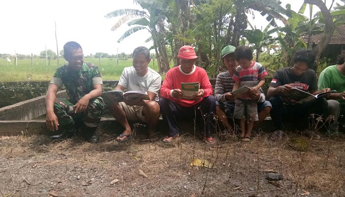 Sarana Interaksi Motor Komunikasi Sosial (Simokos) milik TNI AD menyasar para petani untuk membantu mereka mendapatkan wawasan dan pengetahuan. (Foto: Istimewa/NusantaraNews)