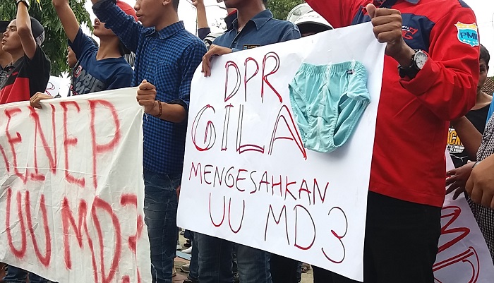 PMII Cabang Sumenep demonstrasi menolak UU MD3 di Gedung DPRD Sumemep. (FOTO: NUSANTARANEWS.CO/Mahdi Al Habib)