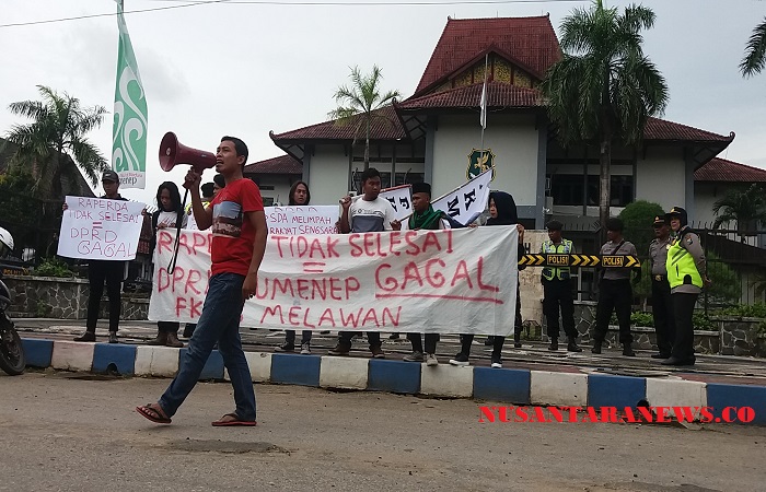Para mahasiswa yang tergabung di FKMS melakukan Demontrasi di depan gedung DPRD Sumenep, Kamis (22/3/2018). (Foto: Mahdi Alhabib/NusantaraNews)