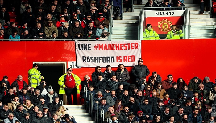 Sebuah spanduk yang dibentangkan untuk Marcus Rashford di Old Trafford. (Foto: Twitter/Manchester United)