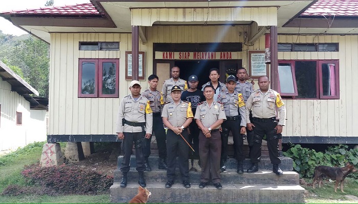 Kapolres Tolikara AKBP Mada Indra Laksanta melakukan kunjungan kerja ke Mapolsek Bakondini. (Foto: Kasrim/NusantaraNews)