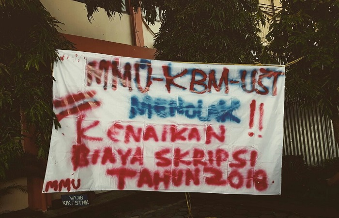 MMU-KBM UST menggelar gerakan pemasangan spanduk dan poster di titik strategis area Kampus 3 FKIP UST Jogja, Jl. Batikan, Umbulharjo. (Foto: Istimewa)