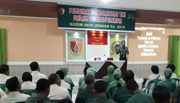 Kepala Staf Kodim 0824 Jember Mayor Inf Sampak meminta prajurit TNI pedomani buku putih tentang netralitas TNI. (Foto: Sis/Istimewa)