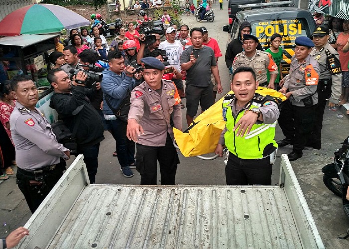 Polisi membawa jenazah warga RT 04 RW 03 Kelurahan Kaliombo Kecamatan Kota, Kediri setelah mengevakuasi korban dari dalam sumur, Sabtu (10/3/2018). (Foto: Istimewa)