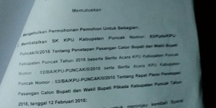 Amar Putusan Panwaslu Puncak membatalkan SK KPU Puncak tentang Penetapan Pasangan Calon Bupati dan Wakil Bupati Puncak tahun 2018 tertanggal 12 Februari 2018