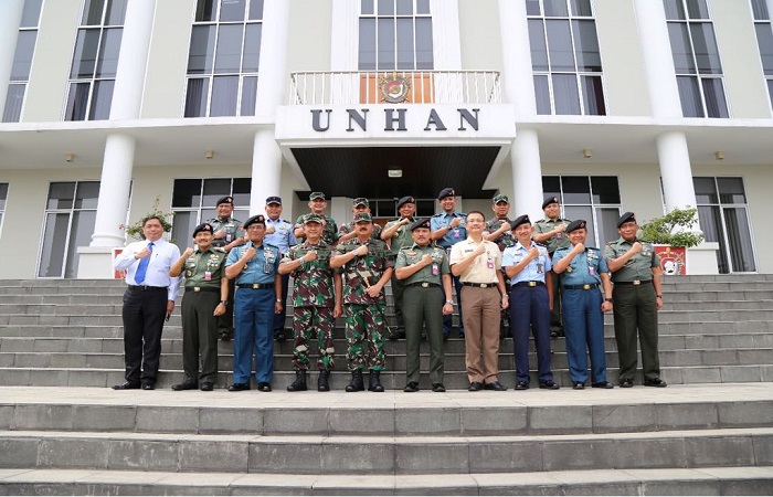 Panglima TNI Marsekal HAdi Tjahjanto memberikan kuliah umum bertajuk Kebijakan TNI dalam Menjaga Kedaulatan dan Keutuhan NKRI di Unhan, Sentul, Bogor, Selasa (13/3/2018). (Foto: Istimewa)