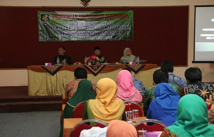 Dinas Kesehatan melakukan kegiatan sosialisasi Jaminan Persalinan (Jampersal) bagi ibu dan anak, kegiatan tersebut ditempatkan di Aula Hotel Utami Sumenep Madura Jawa Timur, Selasa (13/3/2018).