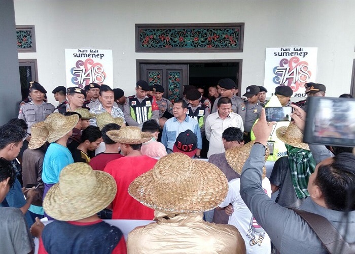 Aksi demontrasi mahasiswa dan masyarakat ke Gedung DPRD Sumenep menolak impor garam. (Foto: Mahdi Alhabib/NusantaraNews)