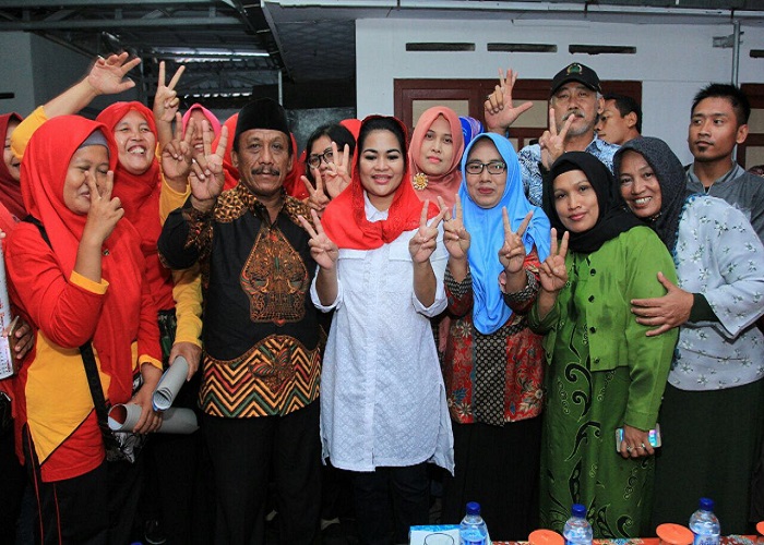 Calon Wakil Gubernur Puti Guntur Soekarno berjanji menggratiskan kembali SMA/SMK Negeri yang dikelola Pemprov Jawa Timur. (Foto: Setya T/NusantaraNews)
