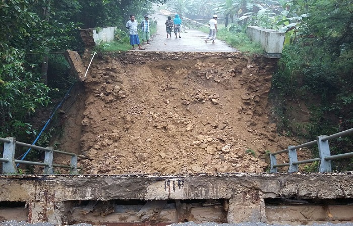 Jembatan ambrol di Desa Pakamban Daya Kecamatan Pragaan Kabupaten Sumenep Madura Jawa Timur. (Foto: Mahdi Alhabib/NusantaraNews)