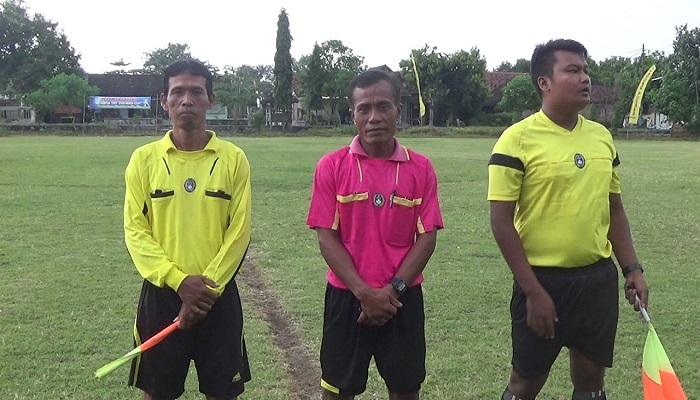 Wasit dan hakim garis turnamen sepakbola Jago Kapuk yang memperebutkan Piala Perseko Cup di Kabupaten Kediri. (Foto: Istimewa)