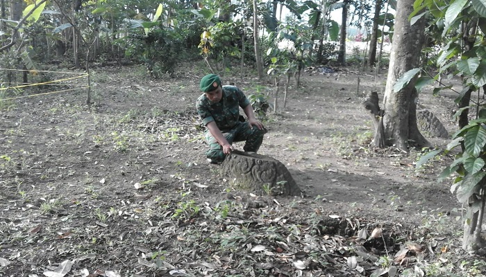 Batu jenis andesit yang diduga peninggalan purbakala ditemukan di Dusun Wonorejo Desa Semanding Kecamatan Pagu Kabupaten Kediri, Selasa (27/03/2018). (Foto: Istimewa) 