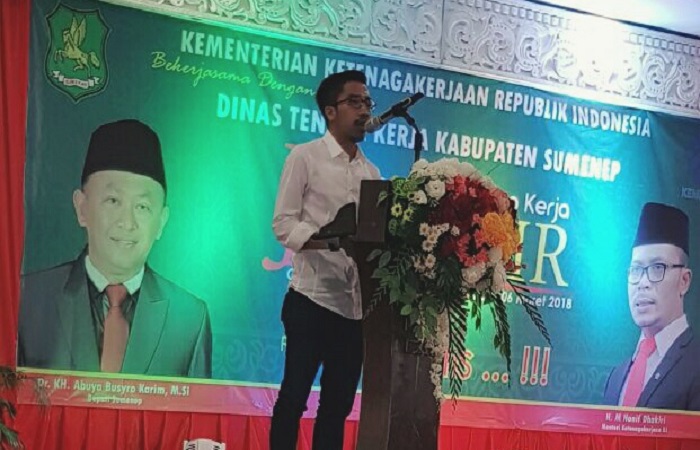 Asisten Staf Khusus Kemnaker RI Nur Faizin membuka bursa kerja atau jobfair di Gedung Islami Center Bindara Saod Sumenep, Jawa Timur. (Foto: Istimewa)