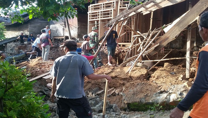 Rumah milik Yainem (83), warga Dusun Nglebak Desa Klodan Kecamatan Ngetos Kabupaten Nganjuk, Jawa Timur tertimpa longsor. (Foto: Istimewa)