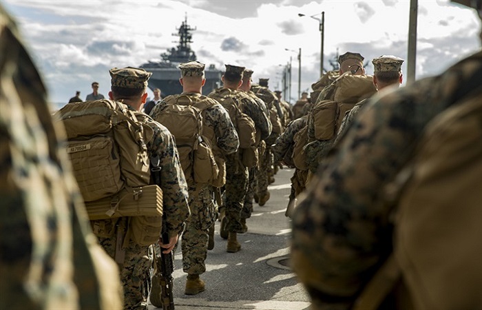 Pasukan Marinir Amerika Serikat (U.S. Marines) saat diterjunkan ke Okinawa, Jepang, 1 Februari 2018. (Foto: Sgt. Ricky Gomez/U.S. Marines)