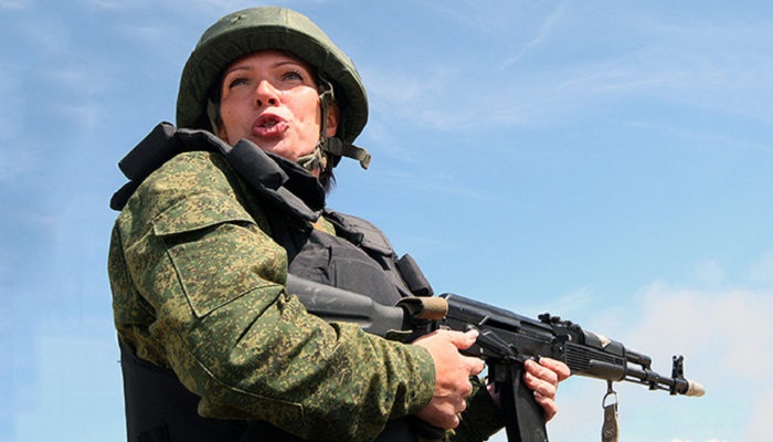 Tentara wanita dalam sebuah latihan perang dalam program Armada Baltik, kursus pelatihan militer intensif. (Foto: RIA Novosti/Igor Zarembo)