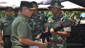 Sebelum Operasi Pamtas Darat RI-Malaysia, Senjata Prajurit TNI Diperiksa