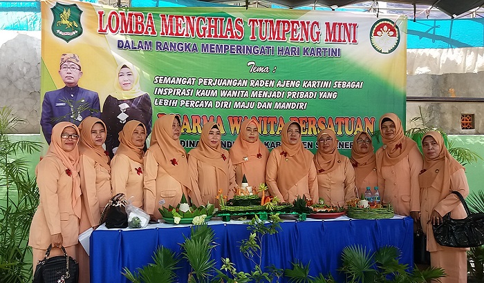 Kegiatan Lomba Menghias Tumpeng Mini Dharma Wanita Persatuan di Lingkungan Dinas Pendidikan Sumenep. (Foto: Danial Kafi/NusantaraNews)