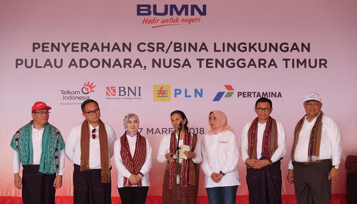 Menteri BUMN RI Rini M. Soemarno (tengah), bersama Direktur Utama BNI Achmad Baiquni (ke-dua dari kanan), Direktur Utama Bank Mandiri Kartika Wirjoatmodjo (ke-dua dari kiri), Direktur Utama ASDP Ira Puspa Dewi (ke-tiga dari kanan), Direktur Utama Telkom Alex J. Sinaga (paling kiri), Sumber Daya Manusia Pertamina Nicke Widyawati (ke-tiga dari kiri), dan Direktur Bisnis Regional Jawa Bagian Timur, Bali dan Nusa Tenggara PLN Djoko Rahardjo Abu Manan (paling kanan) saat acara penyerahan CSR BUMN Hadir untuk Negeri di Desa Hinga, Pulau Adonara pada awal Maret 2018. (Foto: Istimewa)