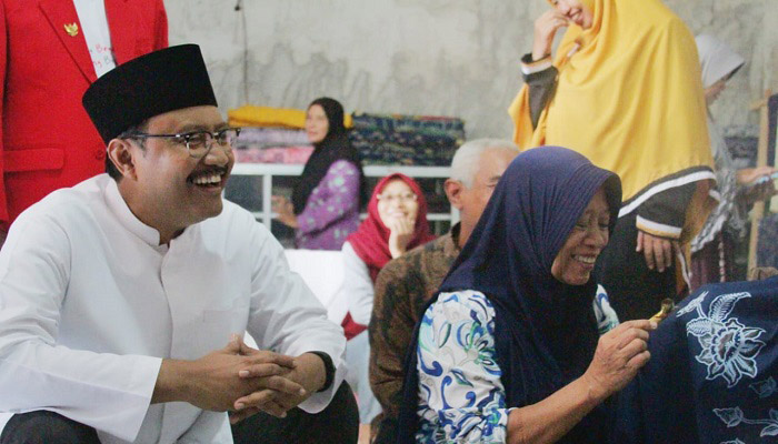 Calon Gubernur Jawa Timur Syaifullah Yusuf (Gus Ipul) kampanye di sentra batik, Butik Lesoeng di Jalan Agung Soeprapto, Ponorogo, Sabtu (21/4/2018). (Foto: Setya TW/NusantaraNews)