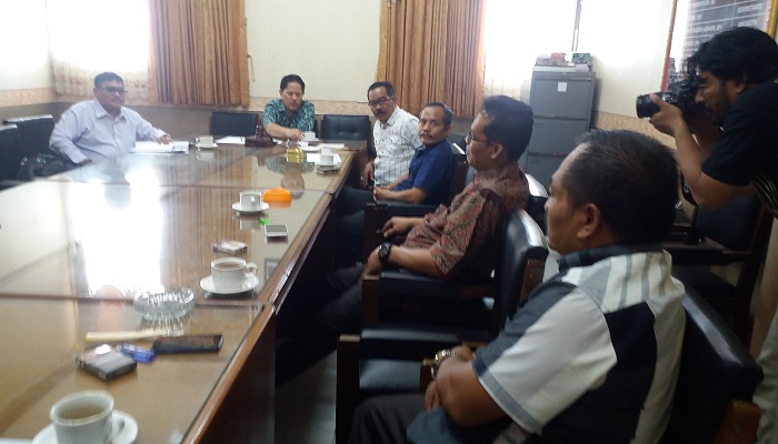 Komisi C DPRD Ponrogo berdebat dengan LSM 45 terkait laporan penyelenggaraan dana desa, Jumat (13/4/2018). (Foto: Muh Nurcholis/NusantaraNews)