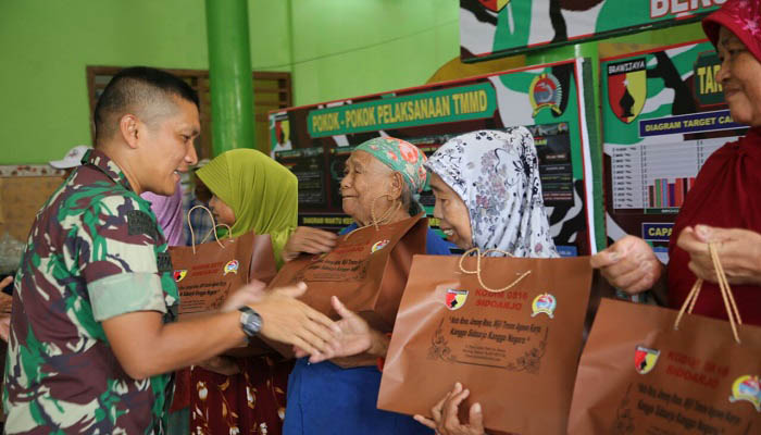 Komandan Satuan Tugas (Dansatgas) Letkol Inf Fadli Mulyono menyalurkan bantuan sembako kepada masyarakat di lokasi TMMD ke-101 di desa Penatar Sewu, Kecamatan Tanggulangin, Kabupaten Sidoarjo. (Foto: Istimewa/NusantaraNews)