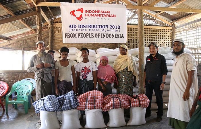 Indonesian Humanitarian Alliance (IHA) menyerahkan bantuan kemanusiaan kepada 658 kepala keluarga Rohingya di Myanmar. (Foto: Istimewa)
