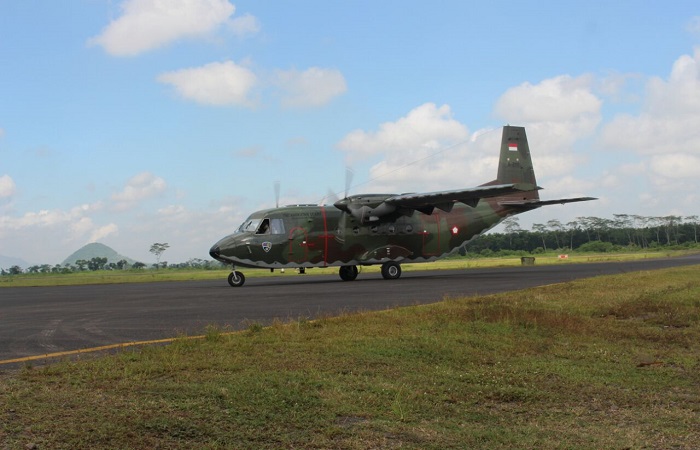 Pesawat Kassa C-212 landing di lapangan run way bandara Notohadinegoro Jember, Rabu (4/4/22018) yang merupakan bagian dari latihan bertajuk Garuda Perkasa 2018 oleh TNI AU. (Foto: Sis/Istimewa)