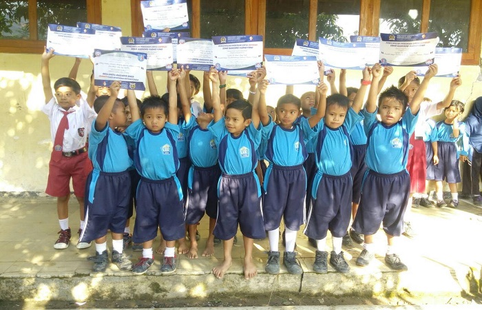 Sejumlah pelajar di Kabupaten Ponorogo mengucapkan terima kasih atas program Indonesia Pintar yang dikawan Anggota Komisi X DPR RI, Edhie Baskoro Yudhoyono (EBY) alias Ibas. (Foto: Muh Nucholis/NusantaraNews)