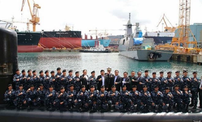 Panglima TNI bersama prajurit TNI AL yang akan mengawaki Kapal Selam KRI Ardadedali-404. (Foto: Puspen TNI)