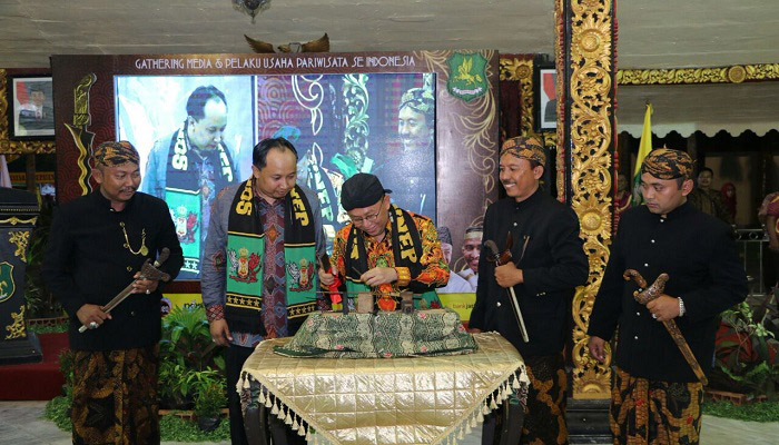 Bupati Sumenep melakukan memorandum of understanding (MoU) dengan Jaringan Pengusaha Nasional (Japnas). (Foto: Danial Kafi/NusantaraNews)