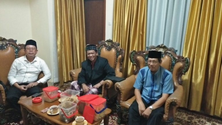 Pimpinan Muhammadiyah Jabar saat berkunjung ke kediaman Anton Charliyan (Foto Istimewa)