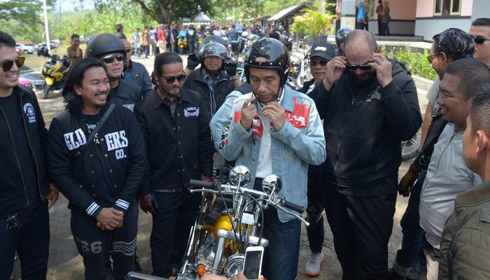 Jokowi menjajal sepeda motor hasil modifikasi Chopperland yang ia beli pada Sabtu (21/1) lalu seharga Rp 140 juta. (Foto: Setkab)