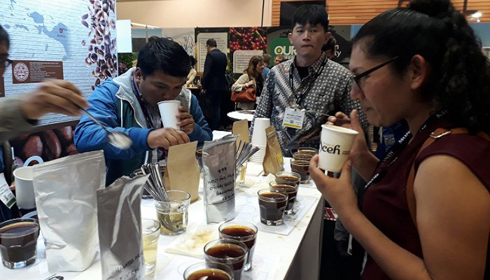 Para pengunjung event internasional Global Specialty Coffee Expo di Seattle, Amerika Serikat, Minggu (22/4/2018) mencicipi kopi Gayo Aceh. (Foto: Istimewa)