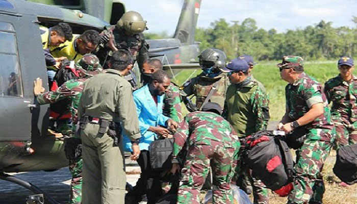 Jajaran TNI mengevakuasi korban tindak kekerasan kelompok kriminal separatis bersenjata (KKSB) di Kampung Aroanop, TImika, Papua. (Foto: Kodam 17 Cenderawasih)