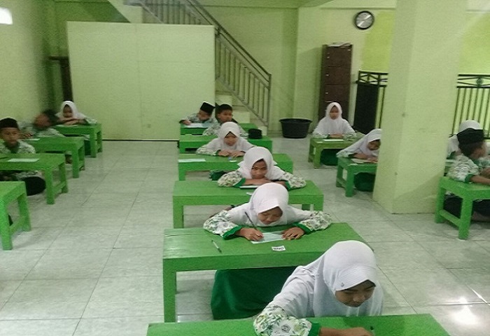 Madrasah Diniyah Takmiliyah menggelar ujian akhir serentak dimulai 9 April-12 April 2018. (Foto Dok. NusantaraNews)