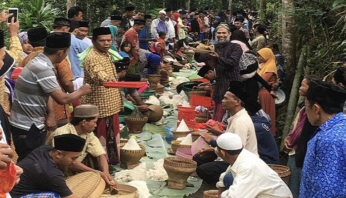 Anutusiasme masyarakat Kajeran, Pendowo, Kranggan,Temanggung, Jawa Tengah saat ritual Sadranan di sekitar Pemakaman Umum (TPU), Jumat (20/4/2018). (Foto: Edy Santri/NusantaraNews)