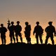Tentara dari Satuan Tugas Stalwart, yang terdiri atas tentara dari Batalyon 1, Resimen Infantri ke-41, Tim Tempur Brigade Kedua, Divisi Infanteri ke-4, berpose untuk foto kelompok di Afghanistan, 28 Maret 2018. (Foto: Sertu Jasmine L. Flowers)