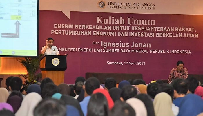 Menteri Jonan saat memberikan Kuliah Umum "Energi Berkeadilan untuk Kesejahteraan Rakyat, Pertumbuhan Ekonomi, dan Investasi Berkelanjutan" di Universitas Airlangga, Surabaya, Kamis (12/4/2018). (FOTO: NUSANTARANEWS.CO/Humas ESDM)