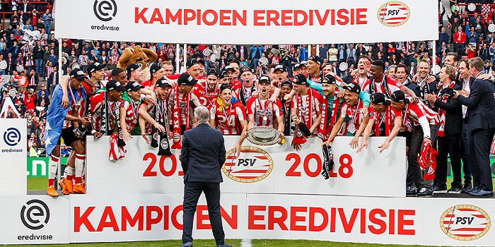 PSV Eindhoven merayakan gelar juara Liga Belanda (Eredivisie) usai mengalahkan Ajax Amsterdam di Stadion Philips, Minggu (15/4/2018). (Foto: Soccrates Images)