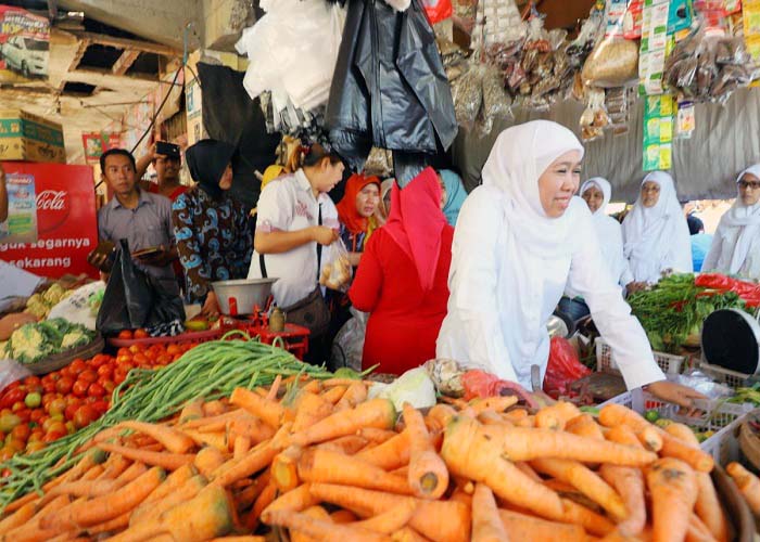Pedagang Pasar Kraksan Probolinggo menyatakan diri mendukung Khofifah Indar Parawansa. (Foto: Setya/NusantaraNews)