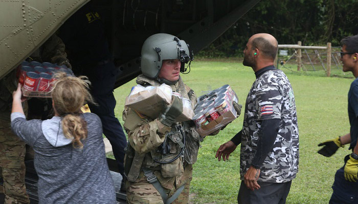 Seorang prajurit dari Divisi Infanteri ke-25 membantu warga di Pulau Hawaii, 17 April 2018. (Foto: Sersan Keith Anderson)