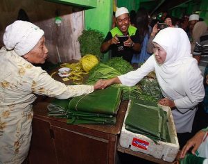 Sebelum Debat Publik Kandidat Gubernur Jatim, Khofifah Sempatkan Diri Kunjungi Pasar di Sidoarjo