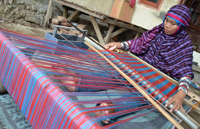 Perempuan Suku Mbojo Tampak Tengah Menunun (Foto Istimewa)