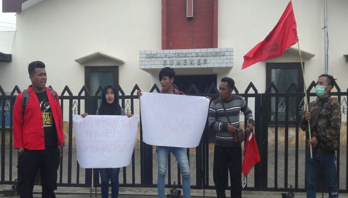 Aksi solidaritas mahasiswa GMNI Sumenep terhadap teror BOM. (FOTO: NUSANTARANEWS.CO/Mahdi)