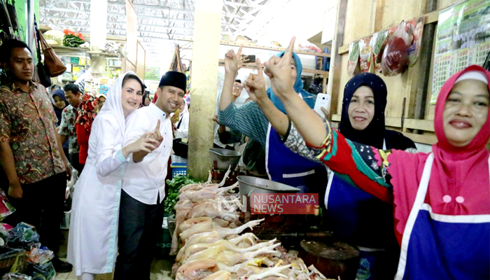 Kunjungi Kota Kelahiran SBY, Emil Dardak Janjikan Penataan Pasar Tradisional. (FOTO: NUSANTARANEWS.CO/Setya)